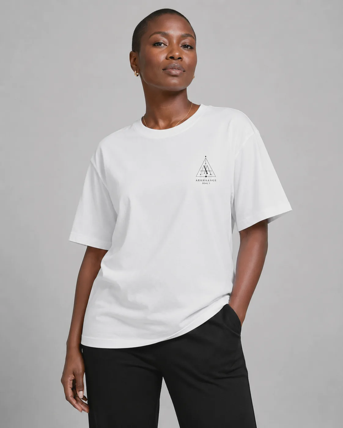 Vue de face du tee-shirt bone, sigil de poitrine visible.