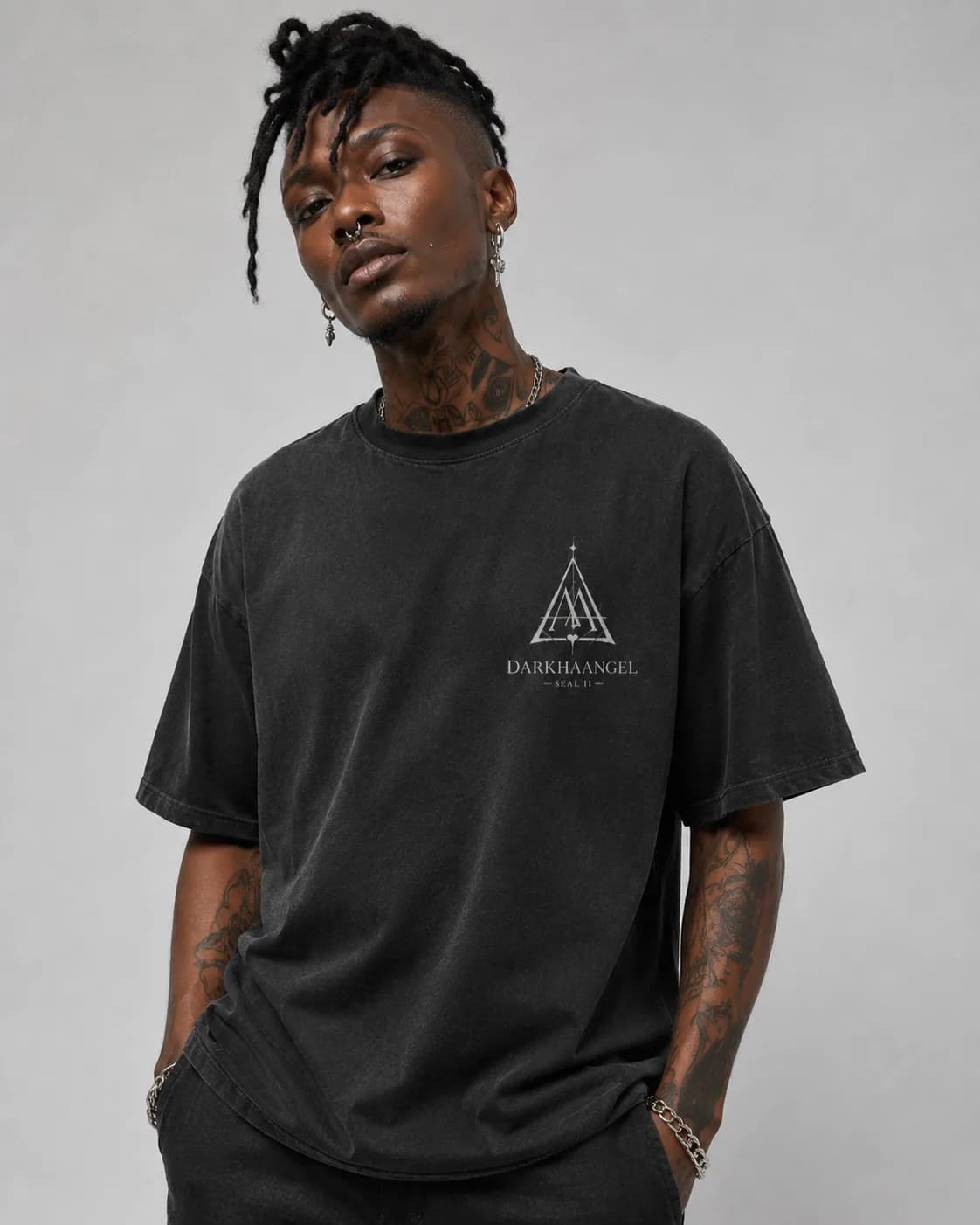 Front view, the tee falling straight from the shoulder.